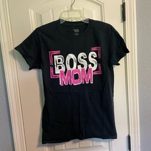 Black and pink “Boss Mom” t shirt size small